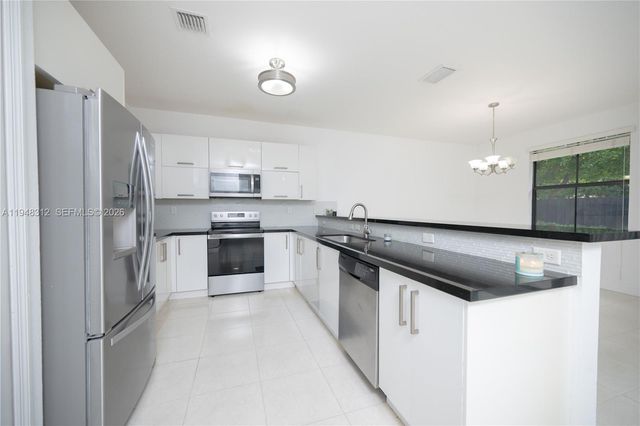 9866 NW 10th St, Miami, FL 33172