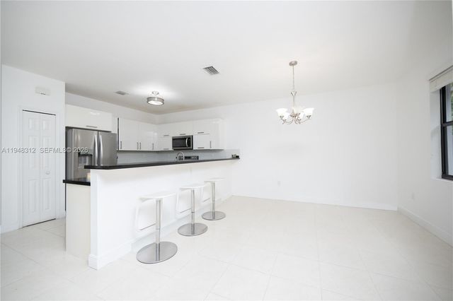 9866 NW 10th St, Miami, FL 33172