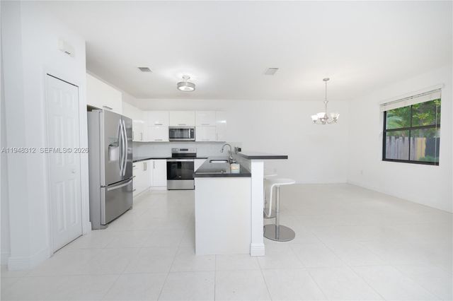 9866 NW 10th St, Miami, FL 33172