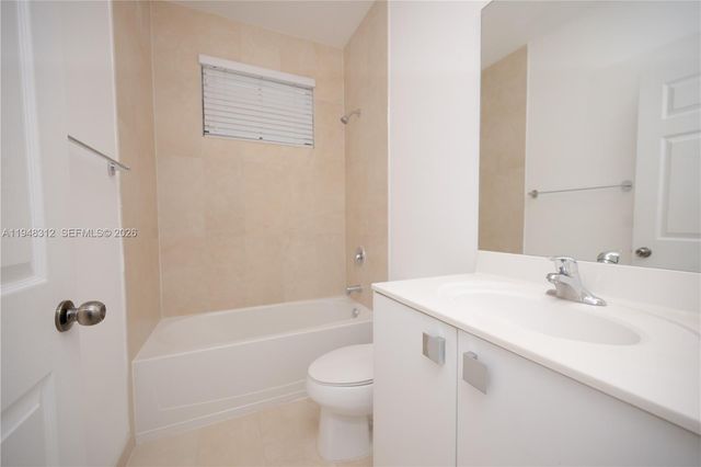 9866 NW 10th St, Miami, FL 33172