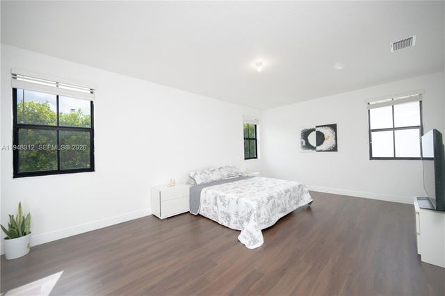 9866 NW 10th St, Miami, FL 33172