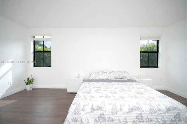 9866 NW 10th St, Miami, FL 33172