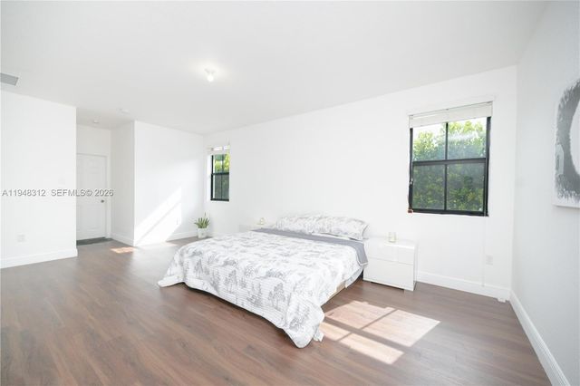 9866 NW 10th St, Miami, FL 33172