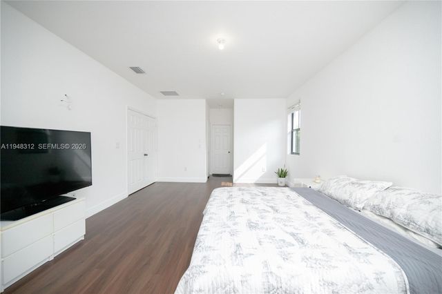 9866 NW 10th St, Miami, FL 33172