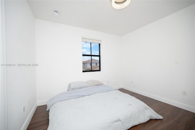 9866 NW 10th St, Miami, FL 33172