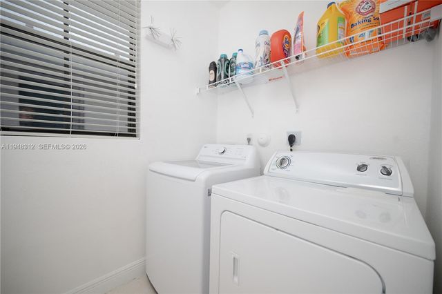 9866 NW 10th St, Miami, FL 33172