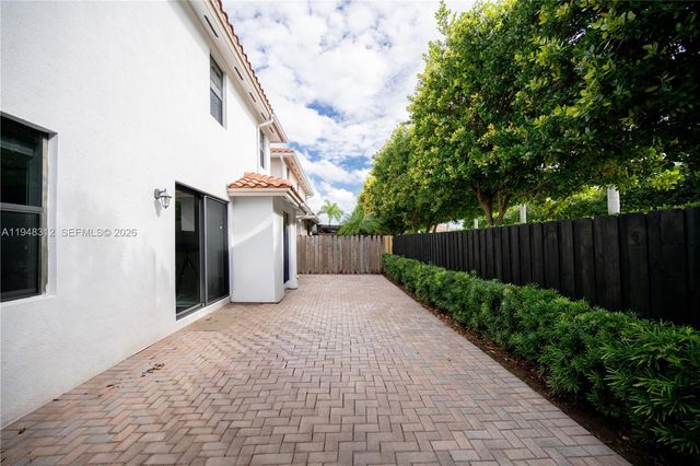 9866 NW 10th St, Miami, FL 33172