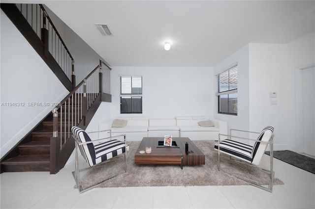 9866 NW 10th St, Miami, FL 33172