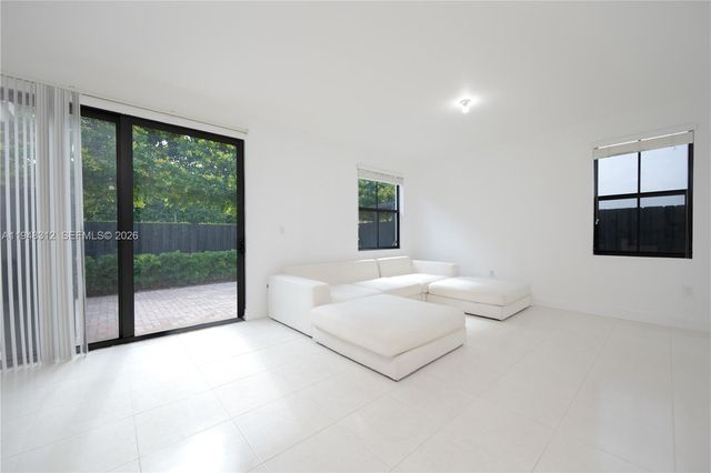 9866 NW 10th St, Miami, FL 33172