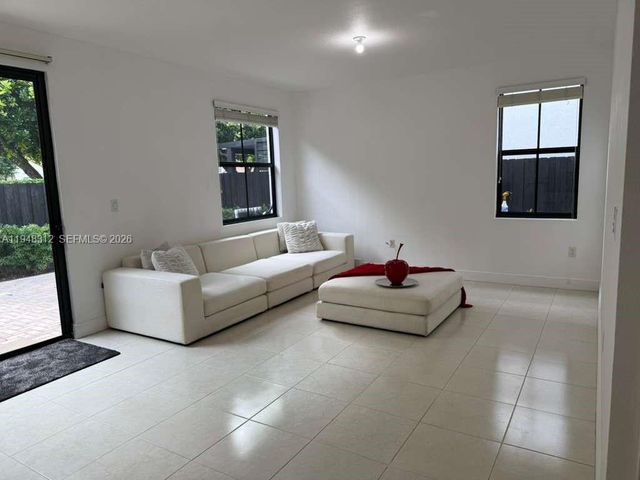 9866 NW 10th St, Miami, FL 33172