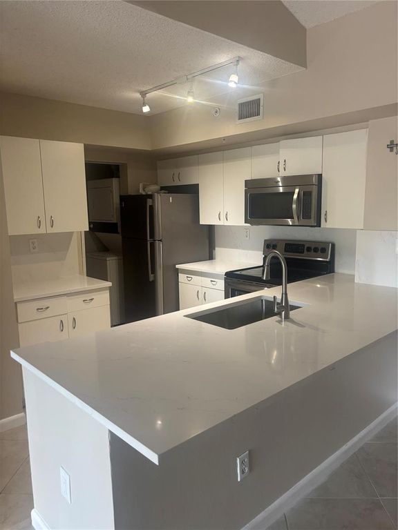 2640 S University Drive 305, Davie, FL 33328