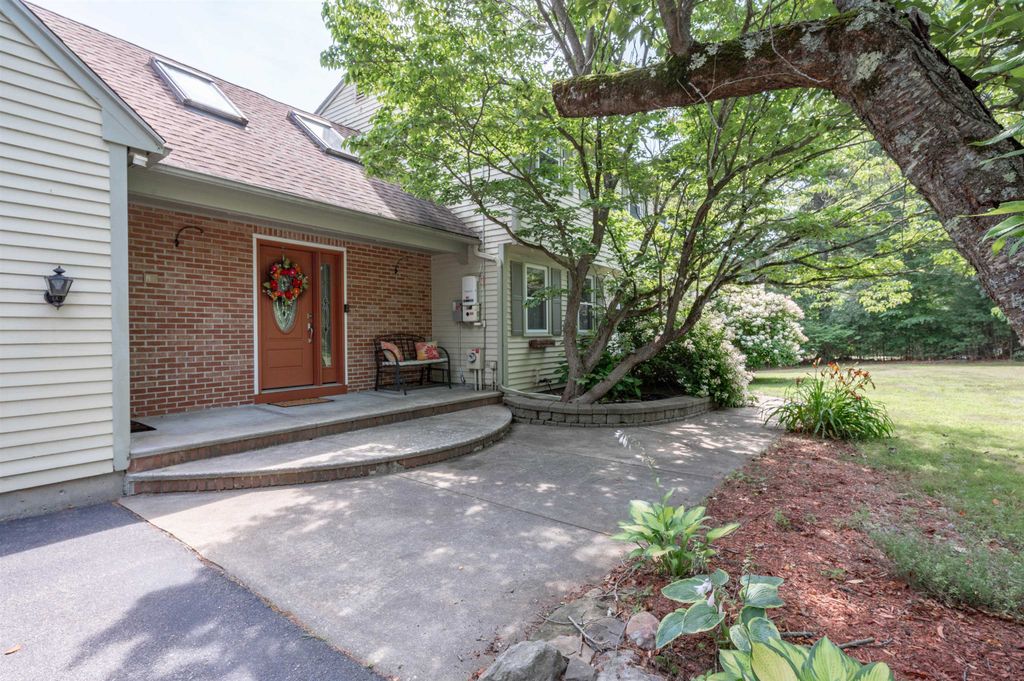 8 Sullivan Road, Hudson, NH 03051