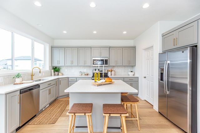 7001 Selkirk Drive S, Fargo, ND 58104