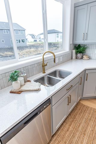7001 Selkirk Drive S, Fargo, ND 58104