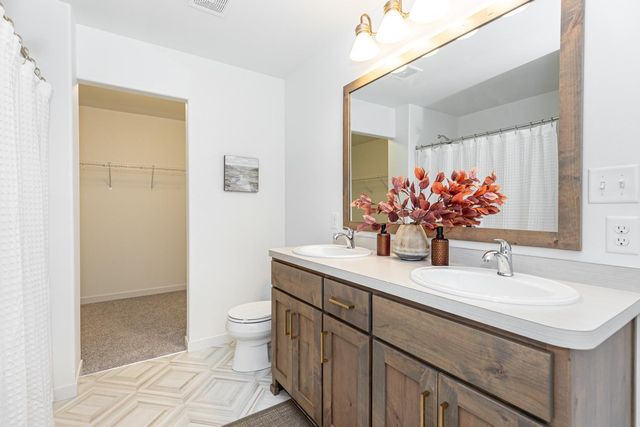 7001 Selkirk Drive S, Fargo, ND 58104