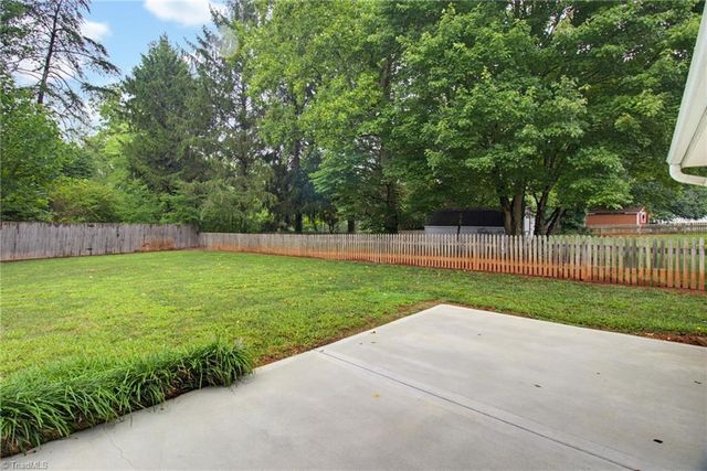 6051 Summer Trace Lane, Winston-salem, NC 27105