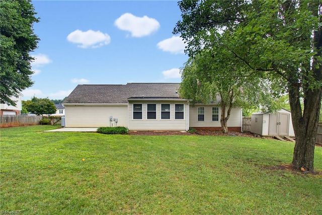 6051 Summer Trace Lane, Winston-salem, NC 27105