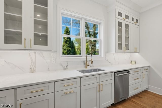 60 W Hobart Gap Rd, Livingston Twp., NJ 07039