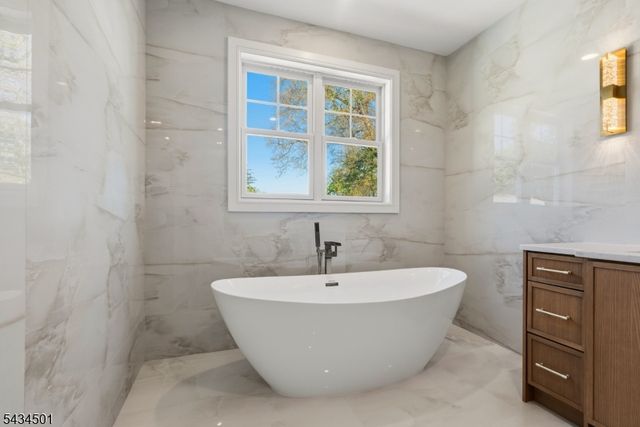60 W Hobart Gap Rd, Livingston Twp., NJ 07039