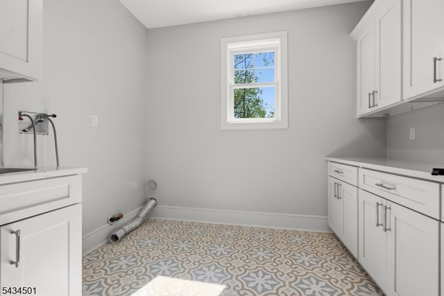 60 W Hobart Gap Rd, Livingston Twp., NJ 07039