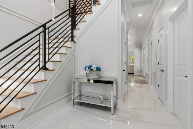 60 W Hobart Gap Rd, Livingston Twp., NJ 07039