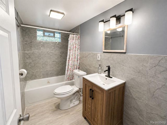 2415 Mclean Street, Hamtramck, MI 48212
