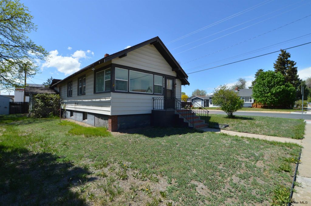 2142 W C ST, Torrington, WY 82240