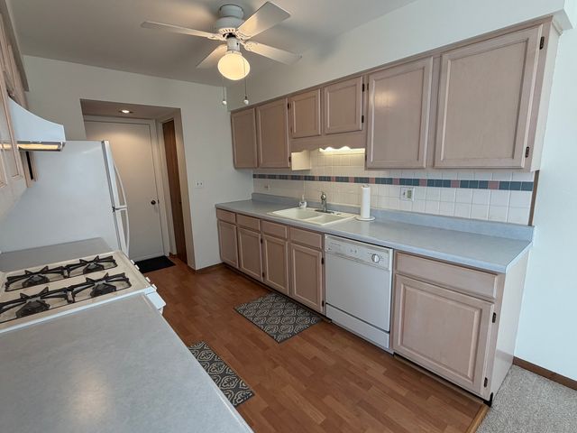 1264 Sandhurst Lane, South Elgin, IL 60177