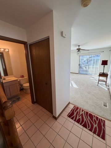 1264 Sandhurst Lane, South Elgin, IL 60177