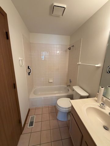 1264 Sandhurst Lane, South Elgin, IL 60177