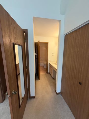 1264 Sandhurst Lane, South Elgin, IL 60177