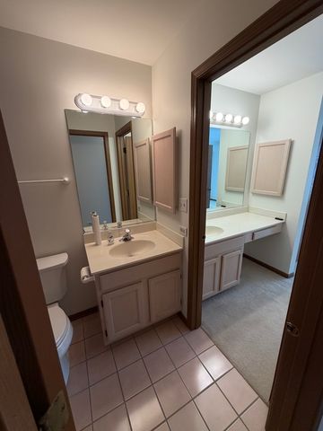 1264 Sandhurst Lane, South Elgin, IL 60177