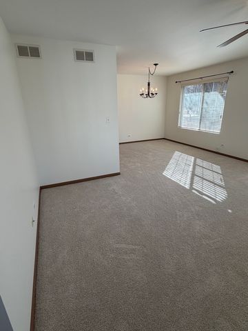 1264 Sandhurst Lane, South Elgin, IL 60177