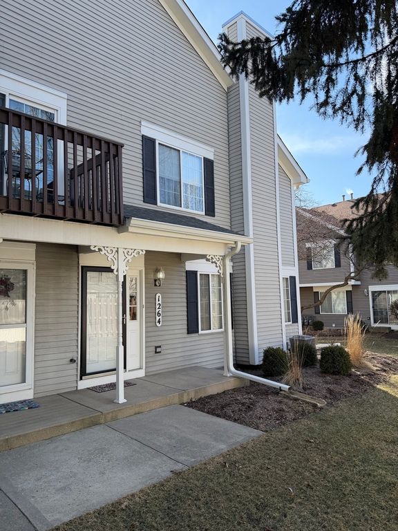 1264 Sandhurst Lane, South Elgin, IL 60177