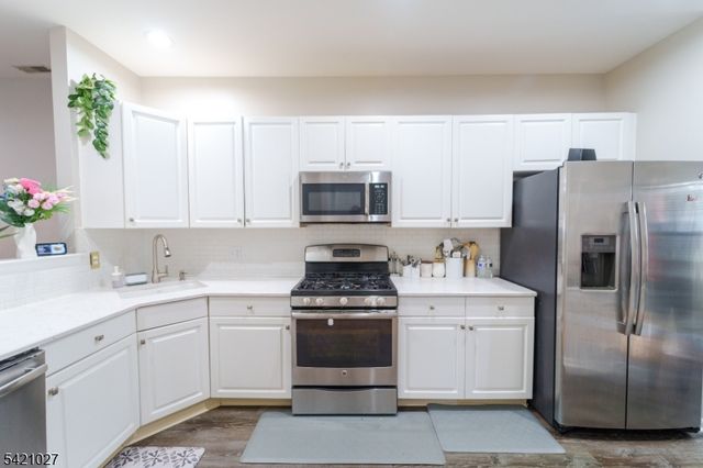 32 Windsor Dr, Lincoln Park Boro, NJ 07035