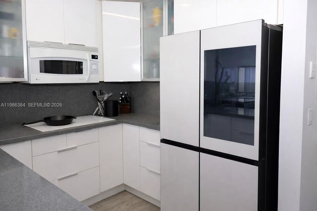 3675 N Country Club Dr 2305, Aventura, FL 33180