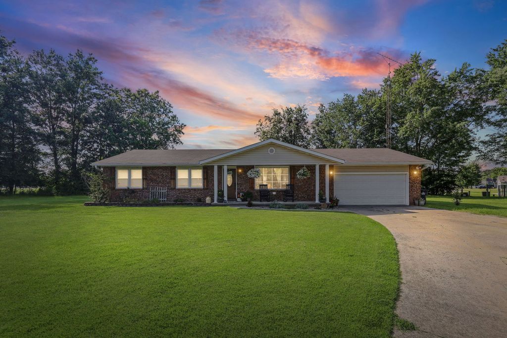 Image 1 of property listing at 380 Northwood, Salem, IL 62881