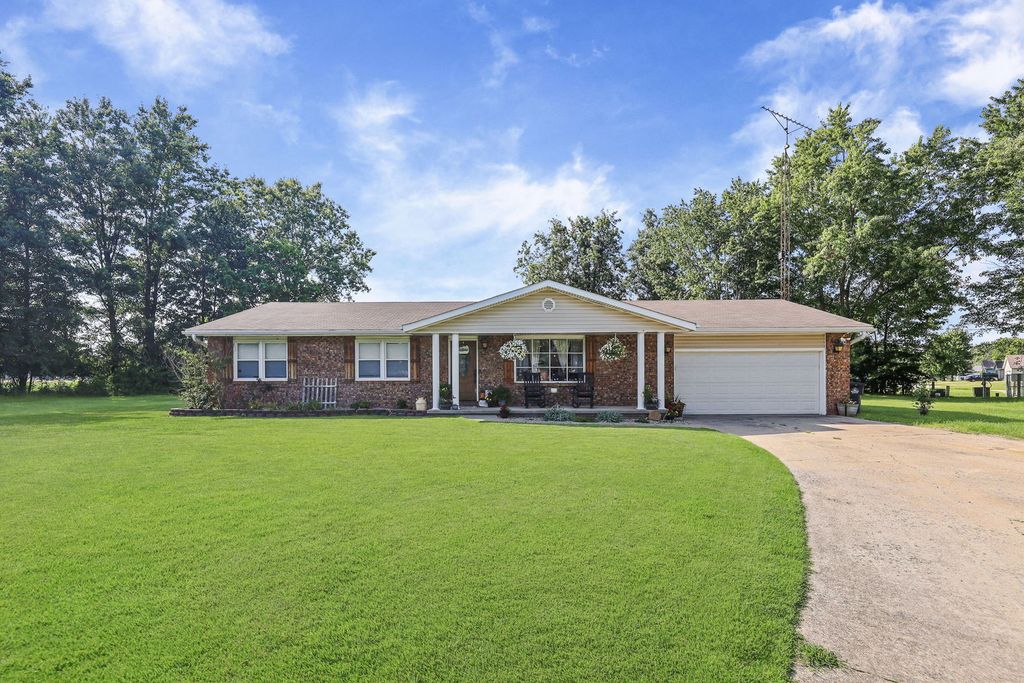 Image 2 of property listing at 380 Northwood, Salem, IL 62881