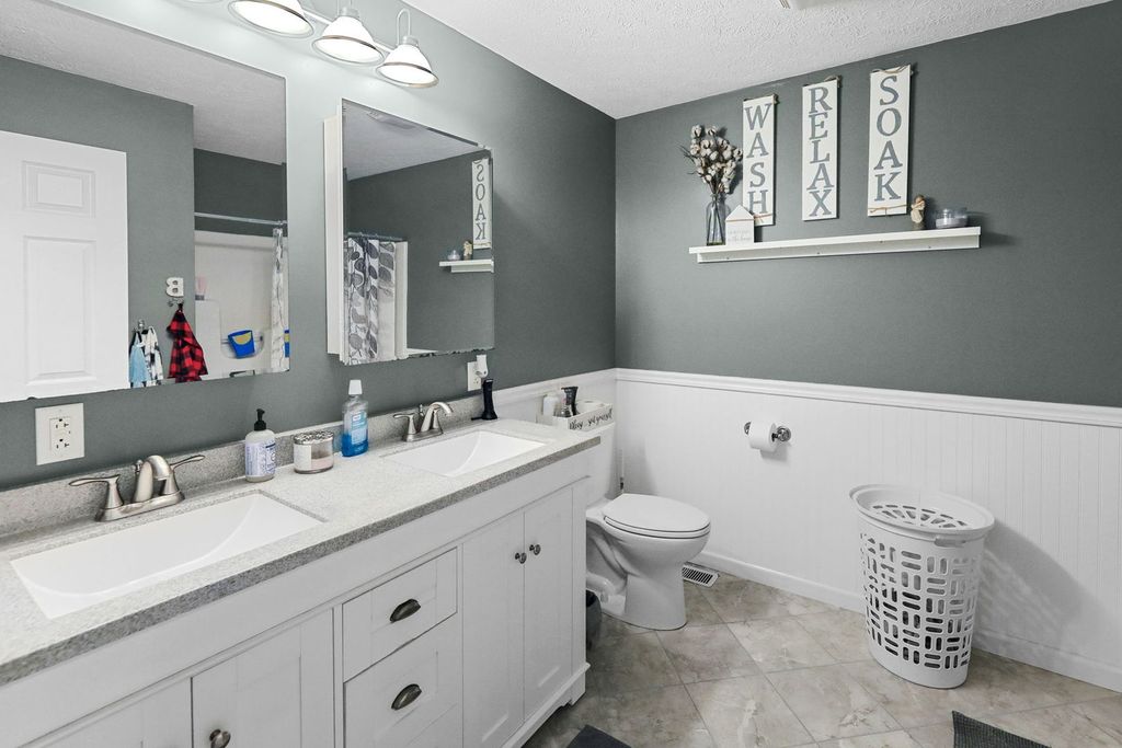 Image 21 of property listing at 380 Northwood, Salem, IL 62881
