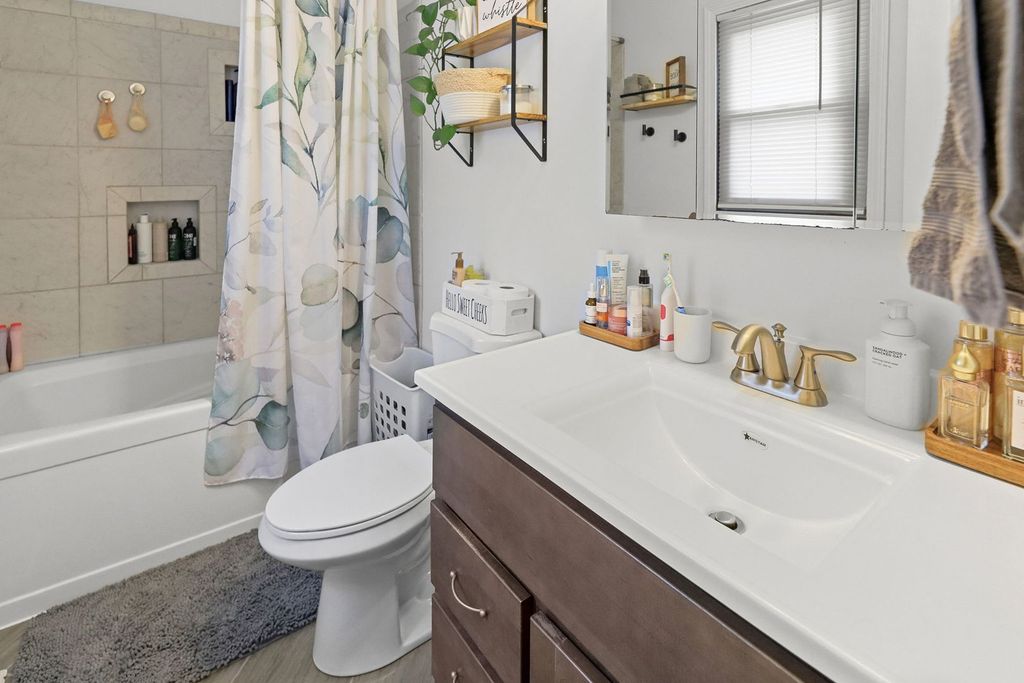 Image 27 of property listing at 380 Northwood, Salem, IL 62881