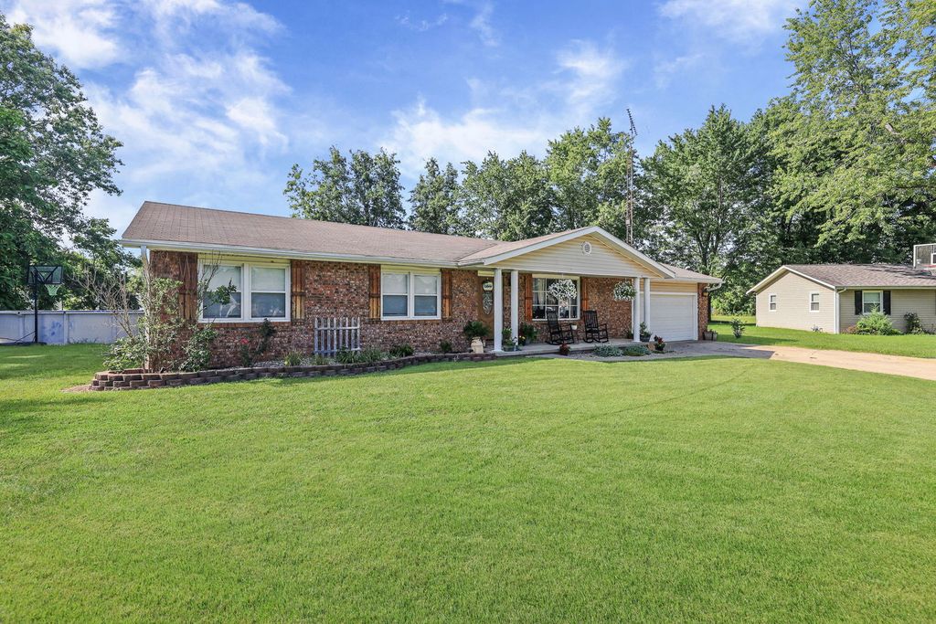 Image 3 of property listing at 380 Northwood, Salem, IL 62881