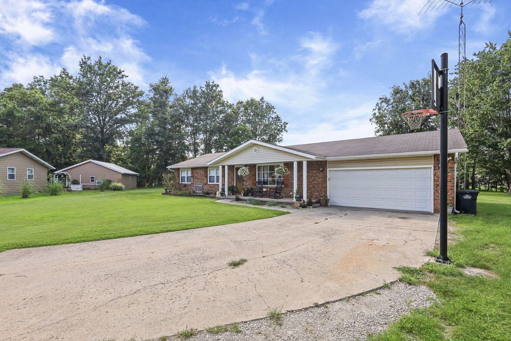 Image 4 of property listing at 380 Northwood, Salem, IL 62881