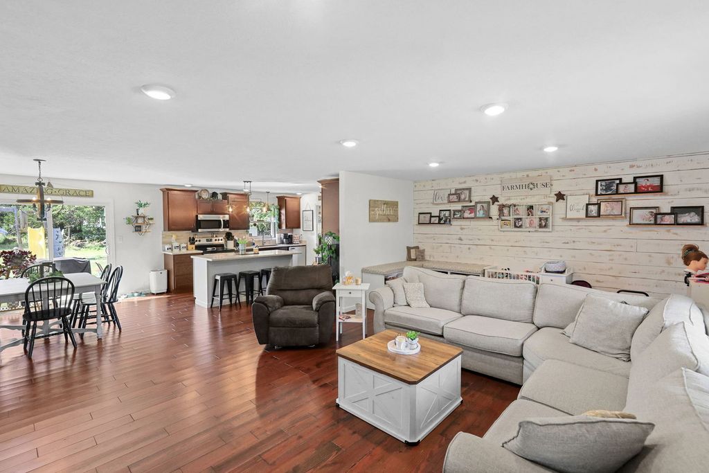 Image 6 of property listing at 380 Northwood, Salem, IL 62881