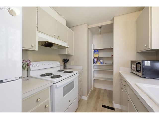 87988 6TH St, Veneta, OR 97487