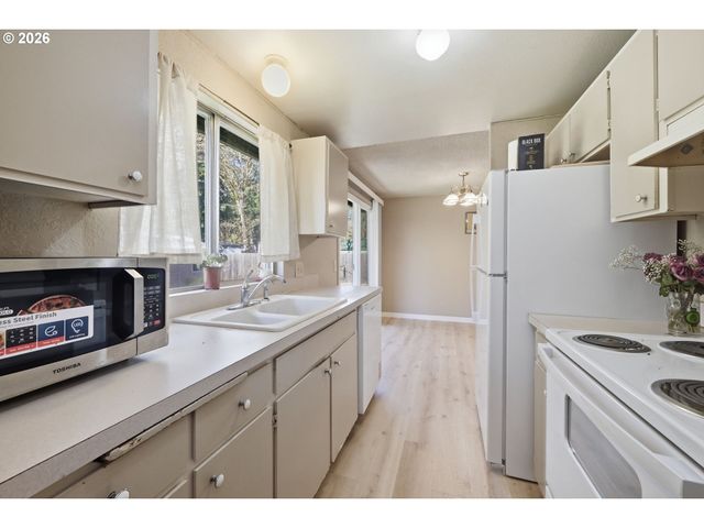 87988 6TH St, Veneta, OR 97487