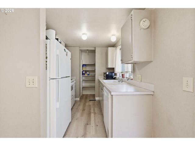 87988 6TH St, Veneta, OR 97487