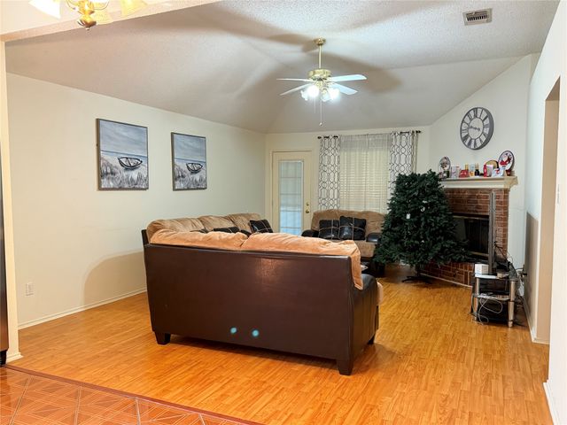 6006 Brook Forest Drive, Arlington, TX 76018