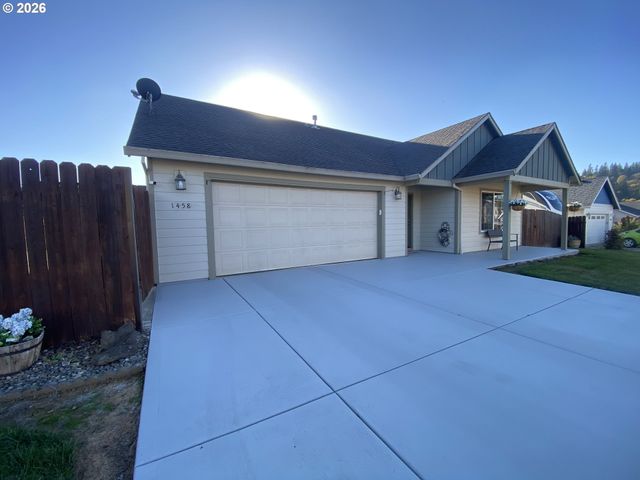 1458 AVERY Dr, Silverton, OR 97381