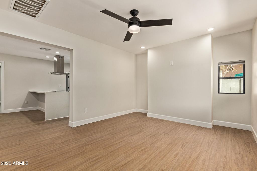 Image 10 of property listing at 414 N 13TH Place, Phoenix, AZ 85006