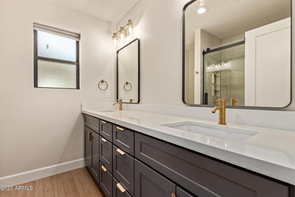 Image 21 of property listing at 414 N 13TH Place, Phoenix, AZ 85006